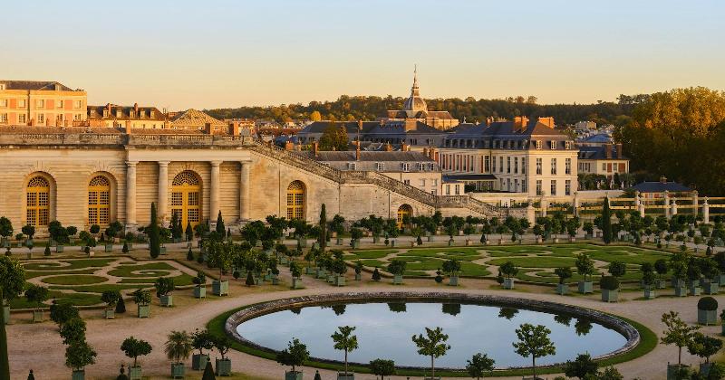 La Galerie des Glaces du Château de Versailles, emblème du faste royal et de l'art du Grand Siècle